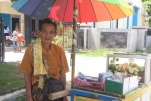 Kisah Papuk, Penjual Rujak yang Bisa Berkumpul Lagi dengan Keluarganya